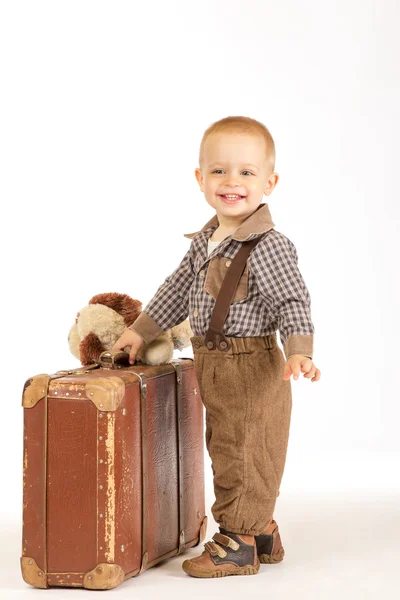 Kleine jongen met koffer Stockafbeelding