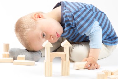 yapı taşları ile oynarken sevimli çocuk. beyaz izole.