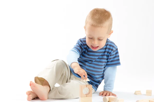 Menino bonito brincando com blocos de construção. Isolado em branco . — Fotografia de Stock