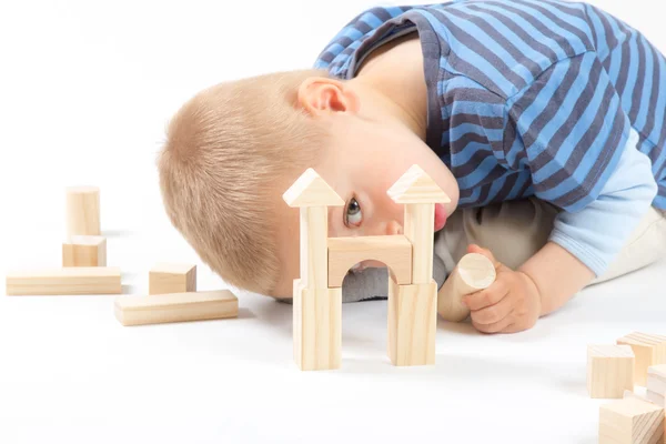 Pequeño chico lindo jugando con bloques de construcción. Aislado sobre blanco . —  Fotos de Stock