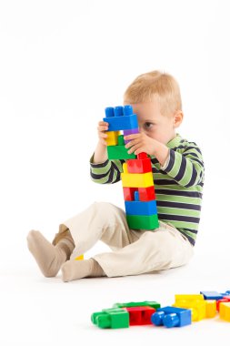 yapı taşları ile oynarken sevimli çocuk. beyaz izole.