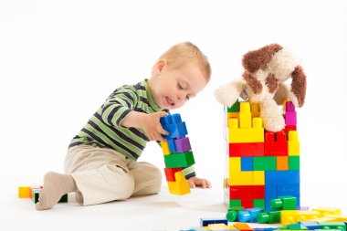 yapı taşları ile oynarken sevimli çocuk. beyaz izole.
