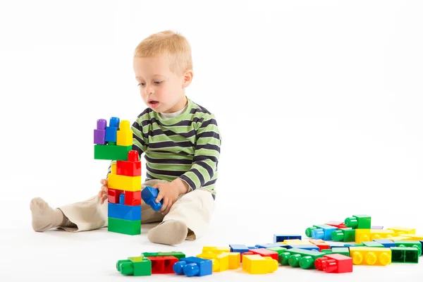 Petit garçon mignon jouant avec les blocs de construction. Isolé sur blanc . — Photo