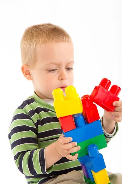 可爱的小男孩玩积木。白色衬底上分离. — 图库照片
