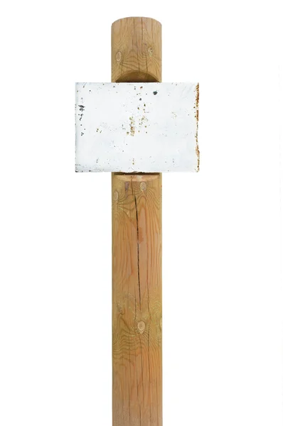 Ржавая ржавая металлическая вывеска, деревянный столб после копирования космического фона, старый выветрившийся белый изолированный холостой пустой прямоугольник вывески, табличка предупреждение винтажный гранж бежевого дерева — стоковое фото