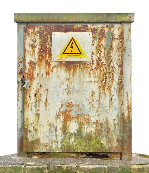 Наружная панель распределительной электропроводки, старый выветрившийся винтажный картонный ржавчина распределительный шкаф, желтый предупреждающий знак высокого напряжения, изолированный крупный план — стоковое фото