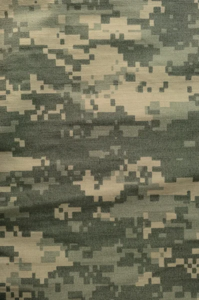 Modello universale mimetico, esercito combattimento uniforme digitale camo, USA militare ACU macro primo piano rip-stop tessuto texture fondo spiegazzato rugoso fogliame verde deserto sabbia tan NYCO cotone, verticale — Foto Stock