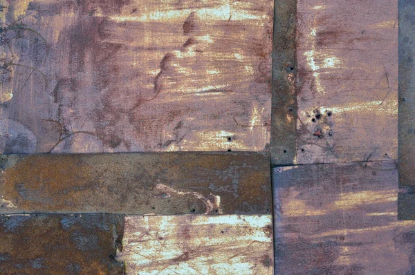 Yaşlı, yıpranmış paslanmış demir çarşaf deseni, birden fazla paslanmış paslanmış paslanmış paslanmış metal yama plakaları, kırsal yamalı kulübe kulübesi duvarlı makro kaplama, büyük, detaylı dokuma harap olmuş paslı paslı arka plan alanı, parlak 