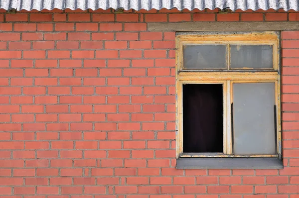 Antiguo Cobertizo Envejecido Ventanas Rotas Vidrio Ladrillos Rojos Cabaña Fondo Fotos de stock libres de derechos