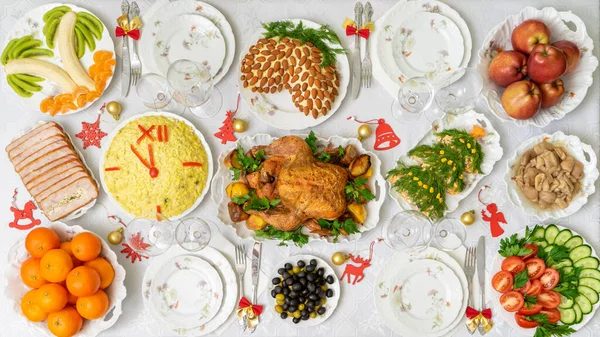 Festlich Geschmückter Weihnachtstisch Mit Leckerem Essen Abendessen Zur Neujahrsparty Weihnachtsgerichte — Stockfoto