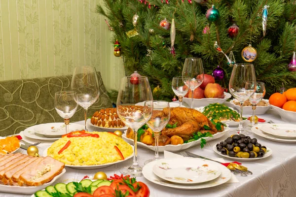 Feestelijke Kerst Geserveerd Tafel Tegen Mooie Groene Dennenboom Versierd Met — Stockfoto