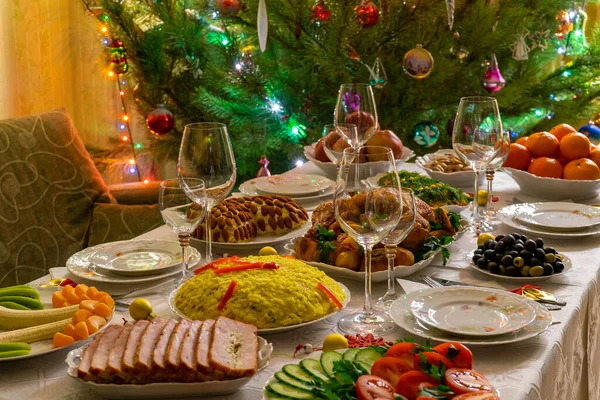 Feestelijke Kerst Geserveerd Tafel Tegen Mooie Groene Dennenboom Versierd Met — Stockfoto