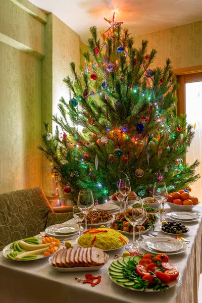Festlicher Weihnachtstisch Vor Schönem Grünen Tannenbaum Geschmückt Mit Vielen Bunten Stockbild