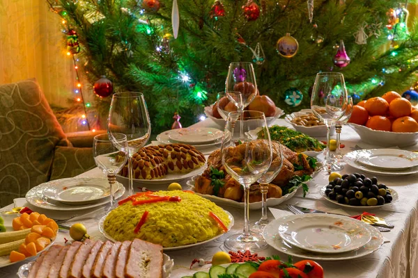 Slavnostní Vánoce Servírované Stůl Proti Krásné Zelené Borovice Zdobené Mnoha — Stock fotografie