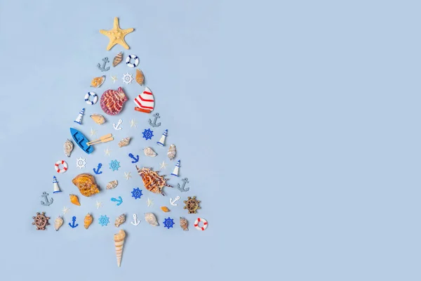Weihnachtsbaum Aus Dekorativen Meeresgegenständen Muscheln Seesterne Schiffe Leuchttürme Rettungsringe Steuerräder lizenzfreie Stockbilder