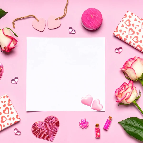 Feliz Dia Dos Namorados Flores Rosas Corações Presentes Itens Decorativos — Fotografia de Stock
