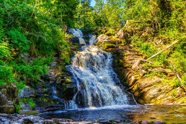 Schöne Landschaft Mit Wasserfall Nördlichen Wald Einem Sonnigen Sommertag Mächtiger Stockbild