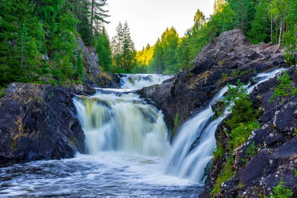 Schöne Landschaft Mit Wasserfall Nördlichen Wald Sommerabend Mächtiger Wasserstrom Zwischen lizenzfreie Stockbilder