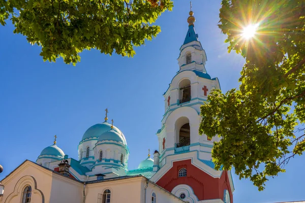 Schöne Aussicht Auf Das Kloster Valaam Einem Sonnigen Sommertag Orthodoxer lizenzfreie Stockfotos