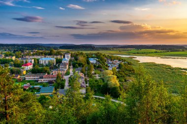 Yaz akşamı gün batımında, kuzey şehrinin eteklerinden göl kıyısına kadar çok güzel bir manzara. İnanılmaz bir şehir manzarası. Karelia Cumhuriyeti 'nin Sortavala şehrinin yerleşim bölgesi.