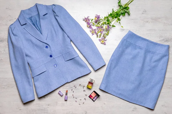 Γυναικείο Κλασικό Κοστούμι Μοντέρνο Χρώμα Λεβάντας Μπουφάν Και Φούστα Ανοιχτό — Φωτογραφία Αρχείου