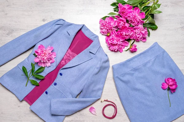 Γυναικείο Κλασικό Κοστούμι Χρώμα Λεβάντας Ροζ Αξεσουάρ Και Παιώνιες Ανοιχτό — Φωτογραφία Αρχείου