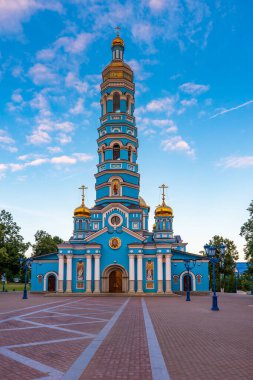 Meryem Ana 'nın İsa' nın Doğumu Katedrali yazın güneşli akşamında gün batımında. Gökyüzüne karşı çan kulesi olan mavi taş katedral kilisesi. Rus mimarisinin anıtı, popüler bir dönüm noktası. Ufa, Bashkiria, Rusya.