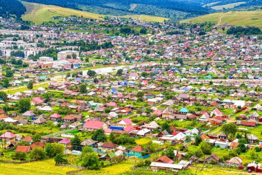 Yaz bulutlu bir günde panoramik manzara ve küçük bir kasaba. Bir sürü renkli evi olan pitoresk şehir manzarası. Sim, Chelyabinsk bölgesi, Rusya. Seyahat günlüğü kavramı.