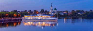 Yaz akşamları Volga nehrindeki St. Catherine Manastırı 'nı seyret. Suyun üstünde yolcu gemisiyle Rusya 'nın panoramik şehri çok güzel bir gece. Seyahat blogu konsepti, afiş. Tver, Rusya.