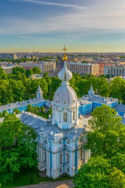 Smolny Katedrali 'nin çan kulesinden güneşli yaz akşamlarında Saint-Petersburg' un tarihi merkezine. St. Petersburg, Rusya 'nın panoramik şehri. Seyahat blogu konsepti. UNESCO dünya mirası sahası.