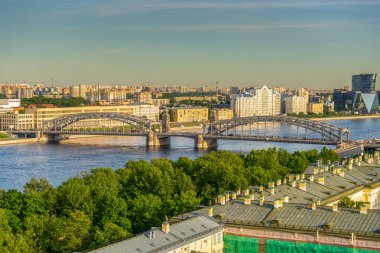Smolny Katedrali 'nin çan kulesinden güneşli yaz akşamlarında Saint-Petersburg ve Bolsheokhinsky Köprüsü' nün tarihi merkezine. St. Petersburg, Rusya 'nın panoramik şehri. Seyahat günlüğü kavramı.