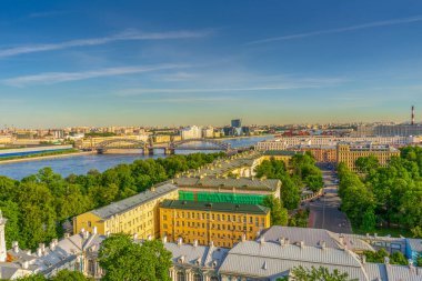 Güneşli bir yaz akşamında Smolny Katedrali 'nin çan kulesinden Saint-Petersburg ve Neva nehrinin tarihi merkezine bakın. St. Petersburg, Rusya 'nın panoramik şehri. Seyahat günlüğü kavramı.