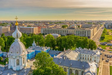 Smolny Katedrali 'nin çan kulesinden güneşli yaz akşamlarında Saint-Petersburg' un tarihi merkezine. St. Petersburg, Rusya 'nın panoramik şehri. Seyahat blogu konsepti. UNESCO dünya mirası sahası.