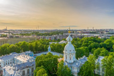 Smolny Katedrali 'nin çan kulesinden güneşli yaz akşamlarında Saint-Petersburg' un tarihi merkezine. St. Petersburg, Rusya 'nın panoramik şehri. Seyahat blogu konsepti. UNESCO dünya mirası sahası.