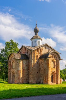 Velikiy Novgorod, Rusya 'daki Yaroslav' s Court 'taki St. Paraskeva Pyatnitsa kilisesi. Mimari yapısına sahip yaz manzarası. Antik Rus mimarisinin anıtı. UNESCO dünya mirası sahası.
