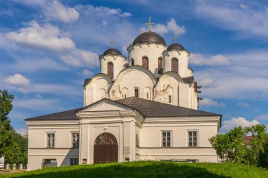 Velikiy Novgorod, Rusya 'daki Yaroslav Sarayı' nda Aziz Niklas Katedrali. Mimari yapısına sahip yaz manzarası. Antik Rus mimarisinin anıtı. UNESCO dünya mirası sahası.