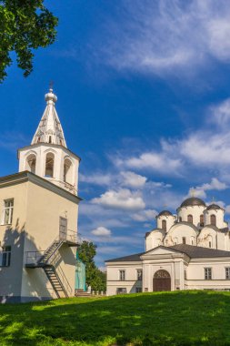 Velikiy Novgorod, Rusya 'daki Yaroslav Sarayı' ndaki Aziz Nicholas Katedrali ve Çan Kulesi. Yaz manzarası, mimari dönüm noktası. Antik Rus mimarisinin anıtı. UNESCO dünya mirası sahası
