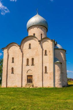 Nereditsa, Velikiy Novgorod civarındaki Kurtarıcımız Kilisesi, Rusya. Mavi gökyüzüne karşı beyaz taş ortodoks tapınağı. Antik Rus mimarisinin anıtı. UNESCO dünya mirası sahası.