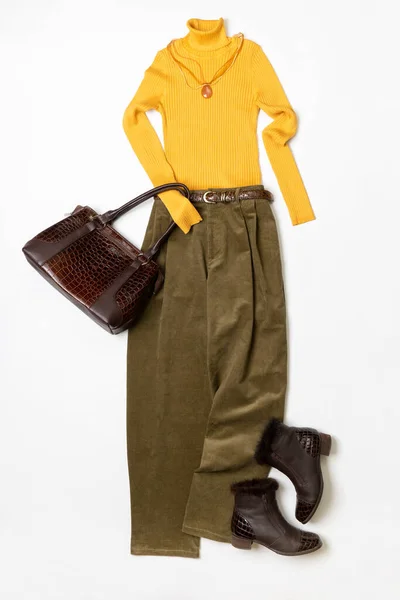 Γυναικείο Ανοιξιάτικο Φθινοπωρινό Σετ Ρούχων Κίτρινη Μπλούζα Και Δερμάτινες Μπότες — Φωτογραφία Αρχείου