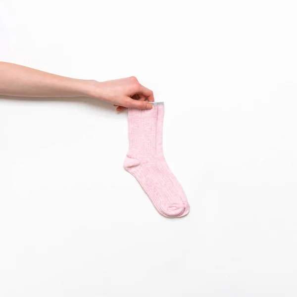 Жіноча Рука Тримає Пару Рожевих Сучасних Модних Жіночих Бавовняних Шкарпеток — стокове фото