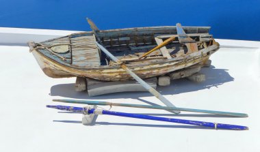oude boot op het dak van het huis in santorini