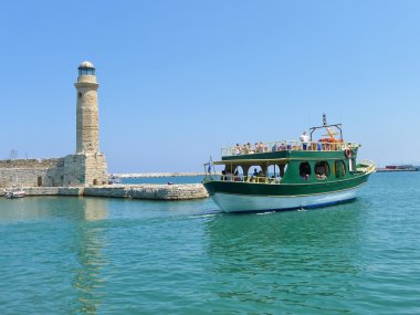 eski deniz feneri ve bir tekne marina, rethymno, Yunanistan