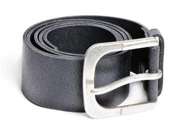 siyah deri kayışı üzerinde beyaz izole gümüş toka ile