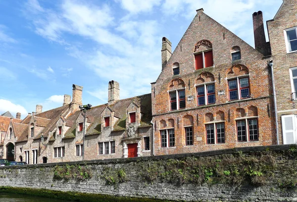 Bruge, Belçika kanalı yakınındaki geleneksel Flaman evleri — Stok fotoğraf