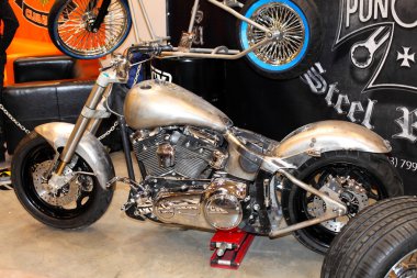 Moskova, Rusya, Mart 2013, 10 Uluslararası motosiklet Fuarı motopark, güzel özelleştirilmiş chopper motosiklet