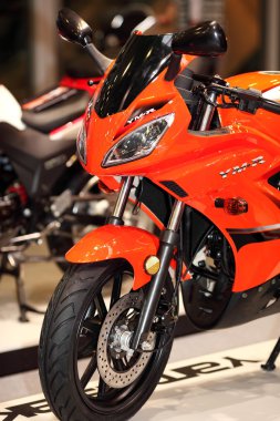 Moskova, Rusya, Mart 2013, 10 Uluslararası motosiklet Fuarı motopark, güzel yarış motosiklet ön kısmında