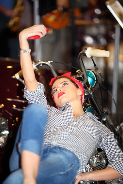 Moskau, Russland, März 2013, 10. Internationale Motorradausstellung motopark, schöne Frau auf Motorrad — Stockfoto