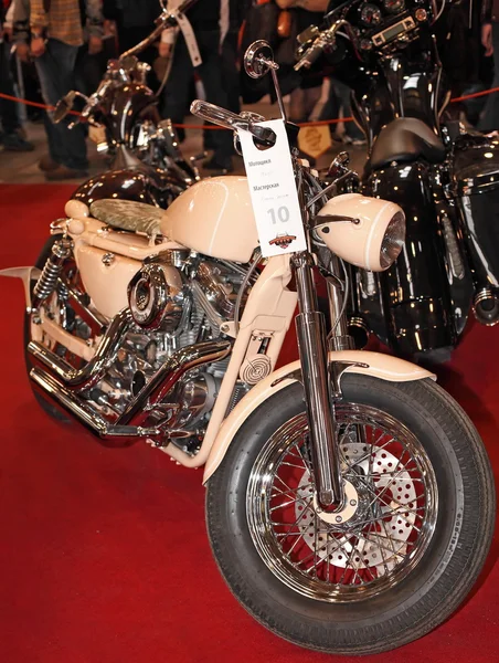Moskou, Rusland, maart 2013, 10e internationale motorfiets tentoonstelling motopark, prachtige aangepaste motorfiets op tentoonstelling — Stockfoto