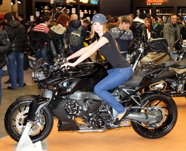 Moskva, Rusko, březen 2013, desátý mezinárodní motocyklové výstavě motopark, nádherná holka na motorce — Stock fotografie