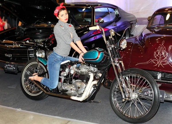 Moskou, Rusland, maart 2013, 10e internationale motorfiets tentoonstelling motopark, mooi meisje op motorfiets — Stockfoto